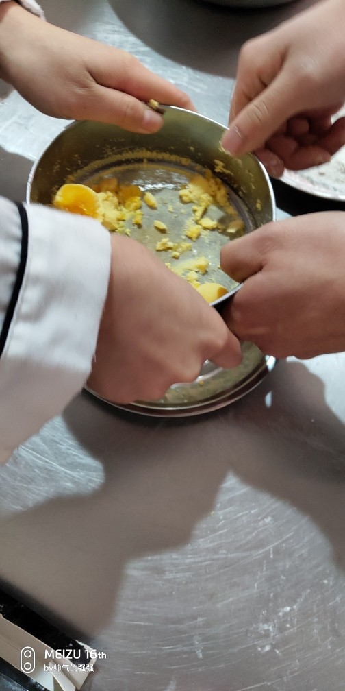 玛格丽特饼干家常做法,熟蛋黄用筛子，碾碎