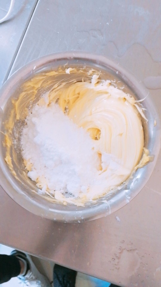 玛格丽特饼干家常做法,打发到发白，加入糖粉，继续打，打到发白