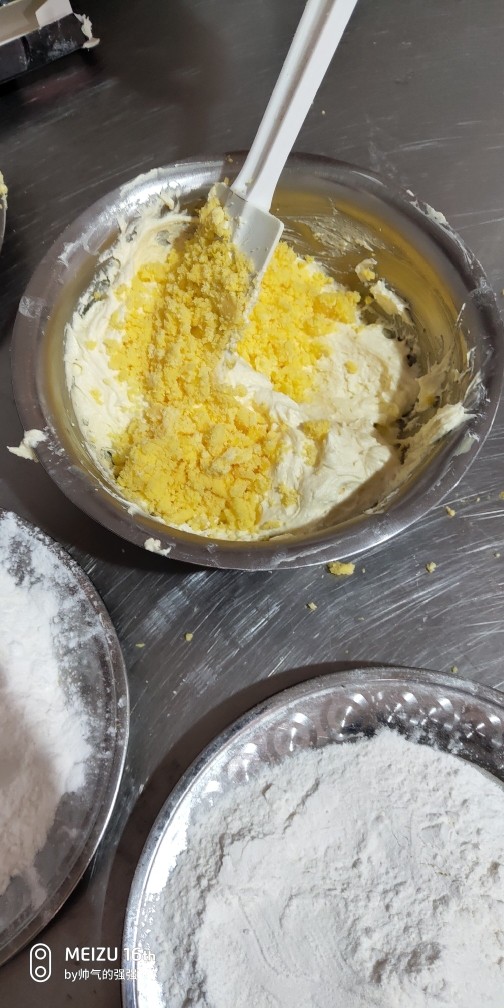 玛格丽特饼干家常做法,加入蛋黄，继续打，打均匀后放入盐