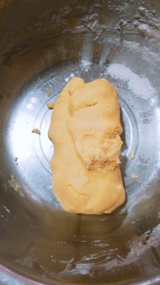 玛格丽特饼干家常做法,将淀粉和面粉与黄油，揉成面团，揉好的面团的状态应该是略微偏干,不过分湿润，也不会因为干燥而散开。将面团用保鲜膜包好，放进冰箱冷藏1个小时