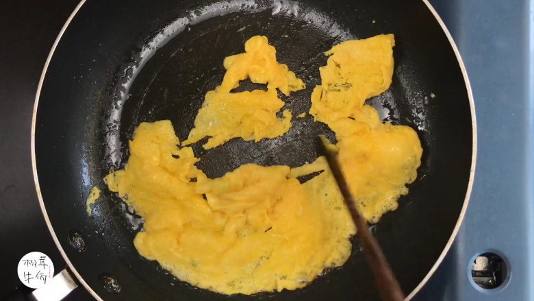 视频｜西葫芦松茸炒蛋｜牛佤松茸食谱,热锅下油，倒入鸡蛋液翻炒至七成熟，盛起备用。
