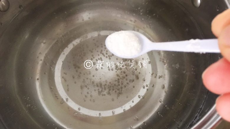 金牌葱姜巧烹蛏,锅里水烧开，加少许的盐，然后把蛏子放进去。