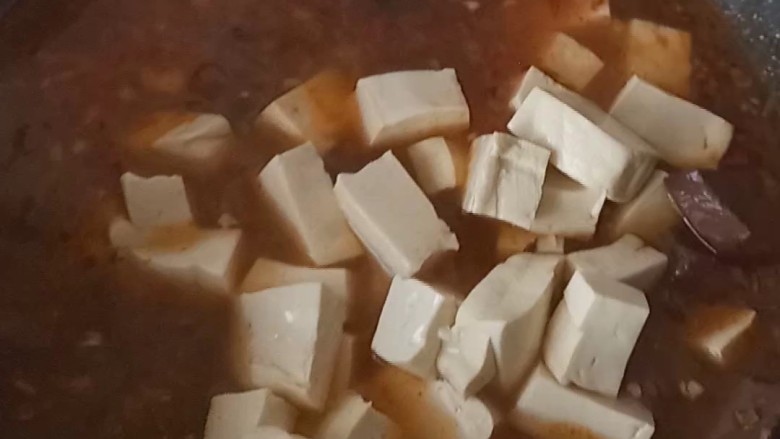 双色豆腐粉丝汤,水开后放入豆腐，血豆腐