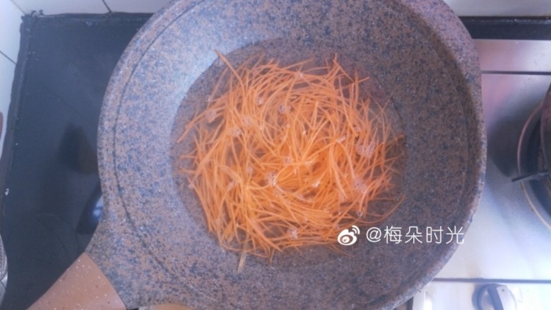 京酱肉丝,然后把胡萝卜丝放进去烫一下就捞出。也可以不烫生吃，依个人口味来。