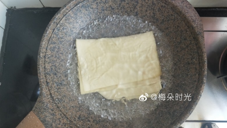 京酱肉丝,炒锅内烧水，水开后把豆腐皮放进去煮五秒钟。 关火