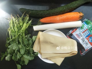 京酱肉丝,所需食材：豆腐皮3张，大葱，香菜，胡萝卜，黄瓜，甜面酱，还有猪里脊肉