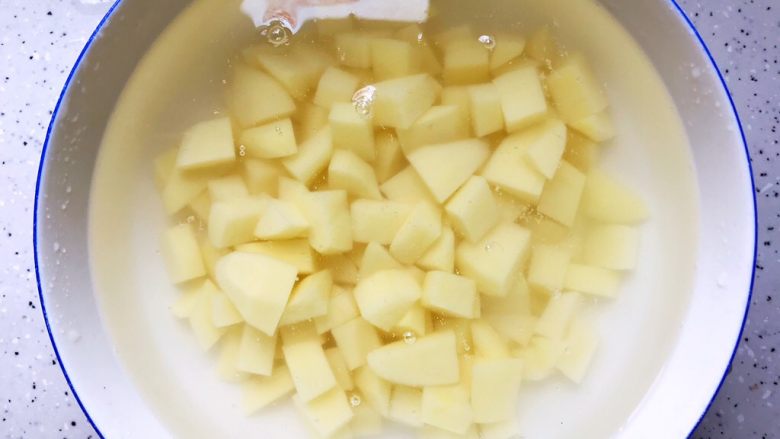 胡萝卜土豆孜然炒鸡丁,土豆去皮洗净之后切成丁，泡在水里以免氧化