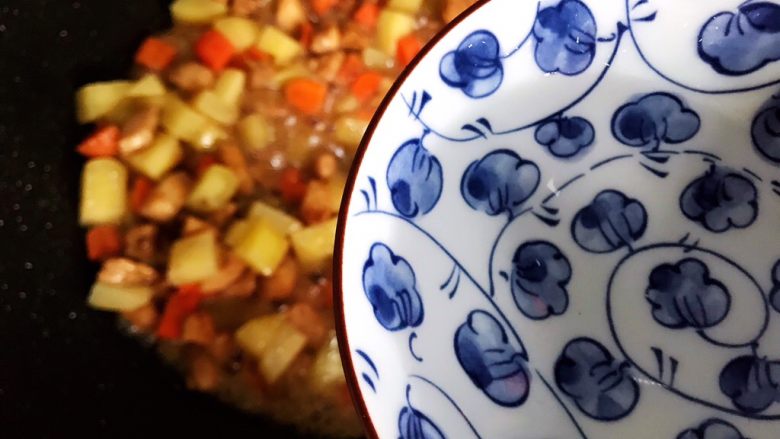 胡萝卜土豆孜然炒鸡丁,加适量热开水