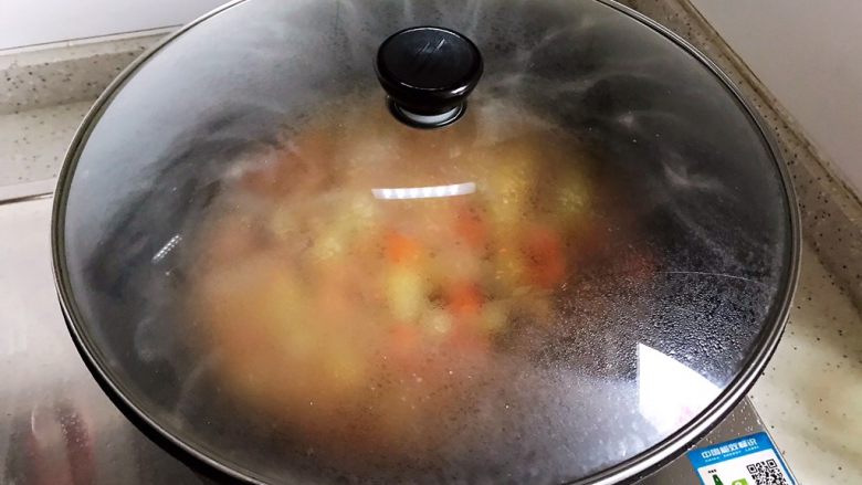胡萝卜土豆孜然炒鸡丁,大火煮开之后盖上锅盖，转中小火焖煮2.3分钟