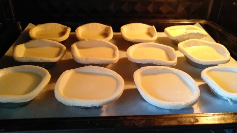 蛋挞（无淡奶油版）,烤箱提前预热 上：200 下：190 烤制25分钟。