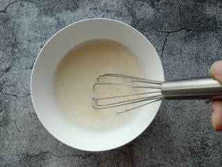 蛋挞（无淡奶油版）,把打好的全蛋液倒入纯牛奶里 用蛋抽搅打均匀。