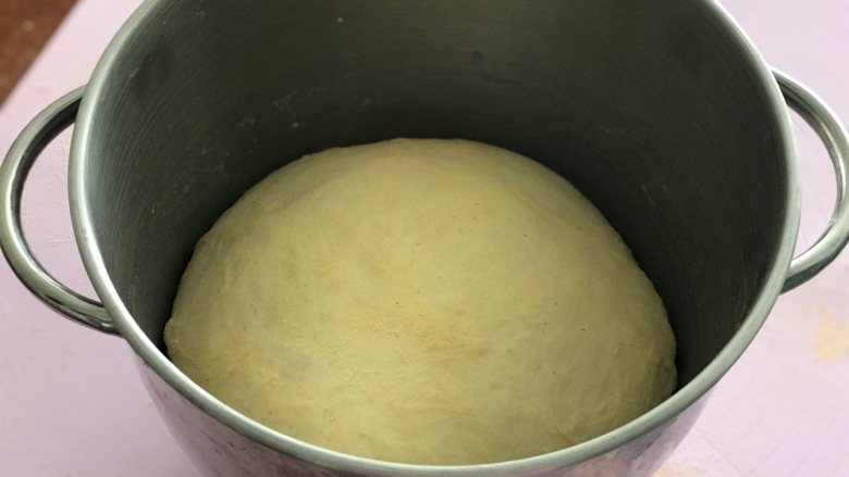 玉米面软欧,整形后（圆形）盖上保鲜膜，在温度25-28度的环境发酵至两倍大（大概1-1.5小时）。