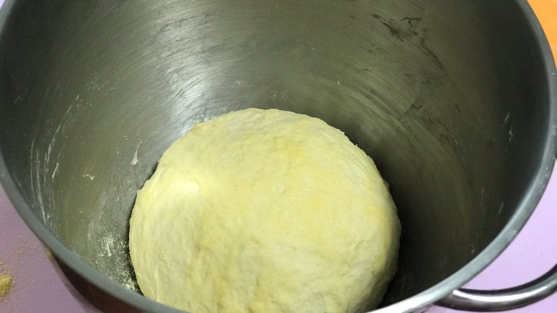 玉米面软欧,所有材料按照糖盐水酵母液面粉酵母的顺序投入面包机或厨师机里和面15-25分钟（厨师机大概10-15分钟）。