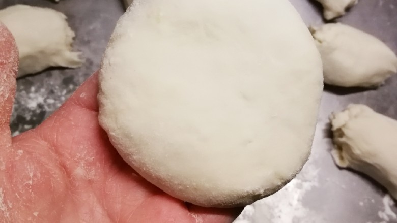 葱香油酥饼,将两端封口 整形成一个小圆饼 
