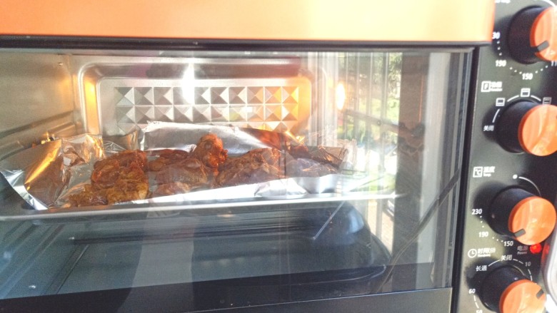 烤箱版_烤羊排肉,烤箱预热后，放入烤盘190度上下火烤15分钟
