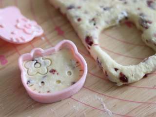奶油蔓越莓司康,切出形状。我用的是学厨的KT饼干模具，顶部也可以压一个可爱的kitty形状，也需要粘一层薄薄的面粉，再压。