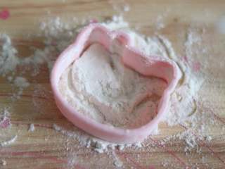 奶油蔓越莓司康,切模需要粘面粉，再磕去多余的面粉。