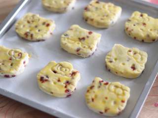 奶油蔓越莓司康,用刷子刷到表面。做好后，稍微放置10分钟，并190度预热烤箱。