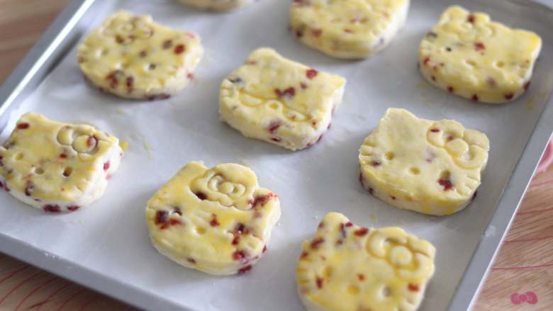 奶油蔓越莓司康,用刷子刷到表面。做好后，稍微放置10分钟，并190度预热烤箱。