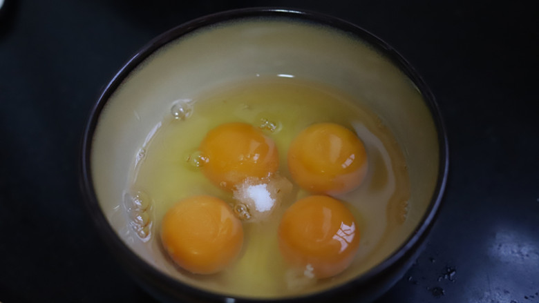 香葱厚蛋烧,鸡蛋中加入盐和糖，用筷子搅匀，尽量把蛋液搅得看不到蛋白。