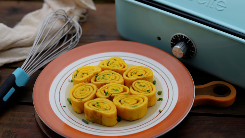 香葱厚蛋烧,吃的时候切段摆盘即可，撒上一层小葱装饰，很漂亮。