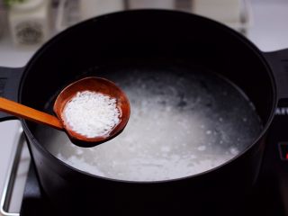 生滚槐花猪肝粥,新思特的汤锅里，倒入适量的清水，放入浸泡好的大米和糯米。