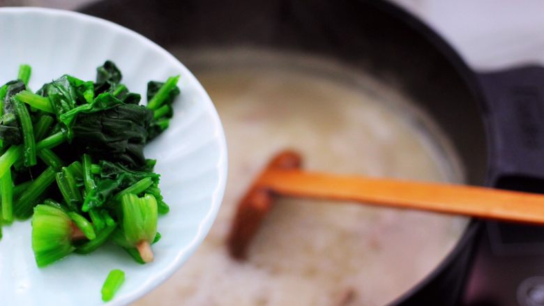 生滚槐花猪肝粥,再放入焯水的菠菜。