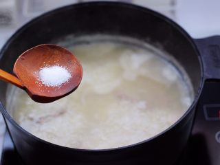 生滚槐花猪肝粥,再根据个人口味加入适量的盐调味。