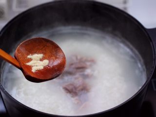 生滚槐花猪肝粥,先加入胡椒粉调味。