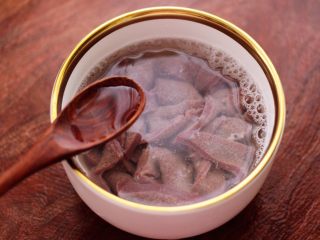生滚槐花猪肝粥,把切成薄片的猪肝，用清水冲洗干净后，放入碗里，加入适量的清水，再加入料酒继续浸泡一会儿。
