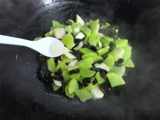  莴笋炒黑木耳荸荠,翻炒均匀后加入适量盐调味。