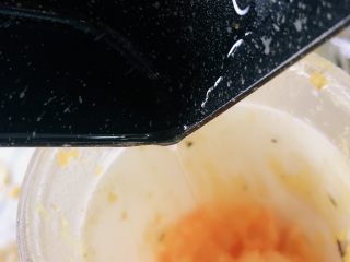 咸蛋黄酱,加入晾凉的油，油多少看你自己喜欢，喜欢厚点的就少加油，喜欢希点的就多加油，搅拌成细腻状，可以多搅拌几次