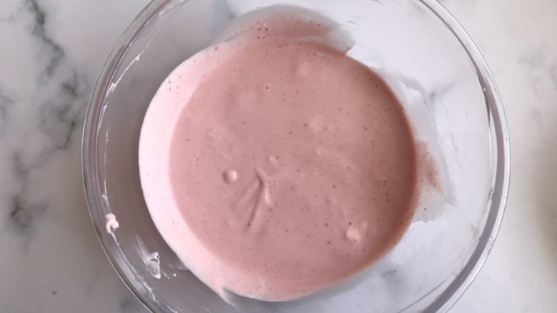 草莓酸奶雪糕,搅拌均匀