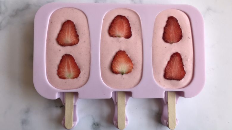 草莓酸奶雪糕,上面摆上自己喜欢的草莓切片做装饰