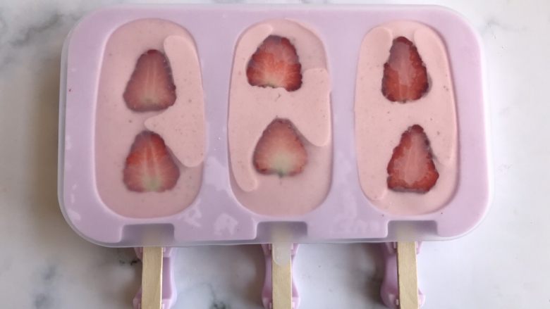 草莓酸奶雪糕,盖上盖子，放入冰箱冷冻一个晚上即可
