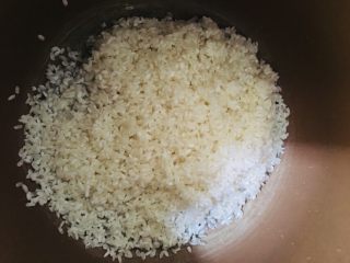 南瓜饭,电饭煲内胆里放入泡好的大米