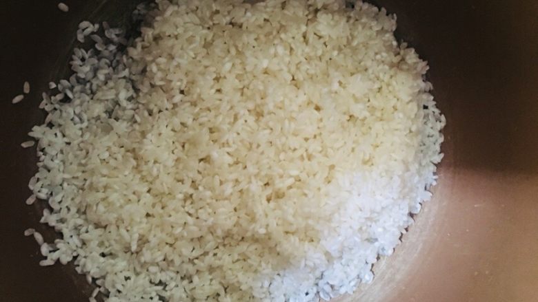 南瓜饭,电饭煲内胆里放入泡好的大米