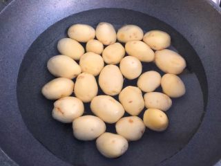 孜然小土豆,把小土豆放入锅里，倒入适量水，开大火把小土豆煮熟，大概煮20分钟左右。