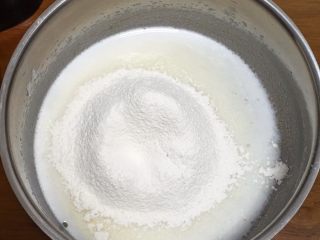 白皮戚风蛋糕,过筛低筋粉，继续搅拌至糊状。