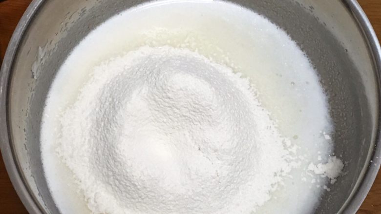 白皮戚风蛋糕,过筛低筋粉，继续搅拌至糊状。