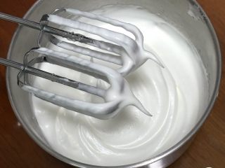 白皮戚风蛋糕,继续搅打50圈，蛋白变得细腻光滑，出现直立的小尖峰。