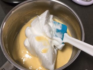 白皮戚风蛋糕,取三分之一的蛋白进蛋黄糊中。