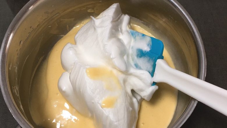 白皮戚风蛋糕,取三分之一的蛋白进蛋黄糊中。