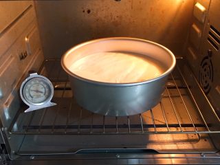白皮戚风蛋糕,烤箱预热至120度，模具送入烤箱烤制50分钟。