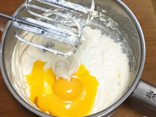 白皮戚风蛋糕,加入蛋黄和香草精，也用打蛋器搅拌均匀。