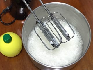 白皮戚风蛋糕,蛋白中加入柠檬汁，用打蛋器高速搅打30圈，加入30克细砂糖。