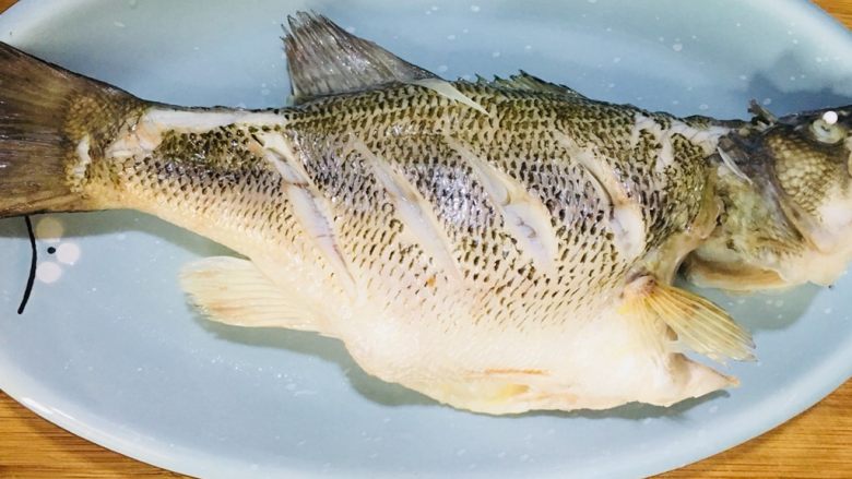 清蒸鲈鱼,去除葱姜丝，倒掉多余的水，把蒸好的鱼放在一个漂亮的盘子里