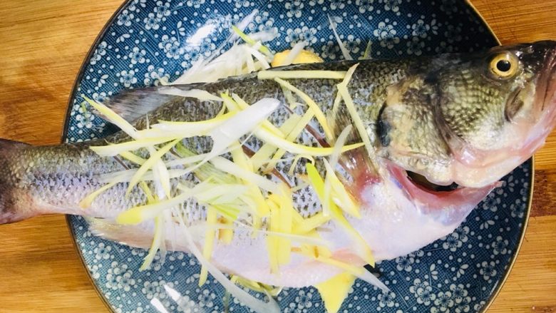 清蒸鲈鱼,放上腌好的鱼，上面撒上葱姜丝