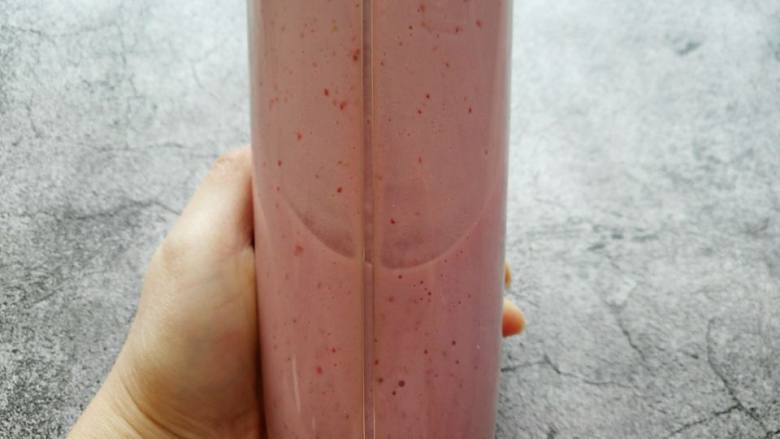 草莓奶昔,启动料理杯打成汁即可。