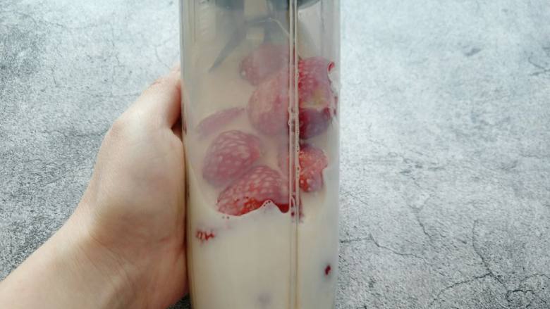 草莓奶昔,把洗净的草莓、牛奶、<a style='color:red;display:inline-block;' href='/shicai/ 865'>蜂蜜</a>倒入料理杯。